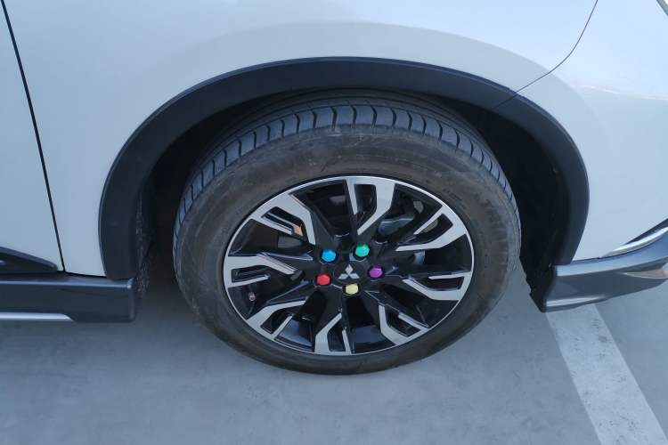 Used Mitsubishi Outlander 2020 2.0L Two-Wheel Drive Enjoyment Version 5 Seats Right Front Wheel Hub