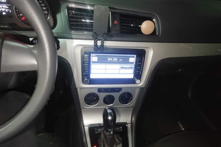 Used Volkswagen Gran Lavida 2013 1.6L Automatic Comfort Model Audio And AC Panel