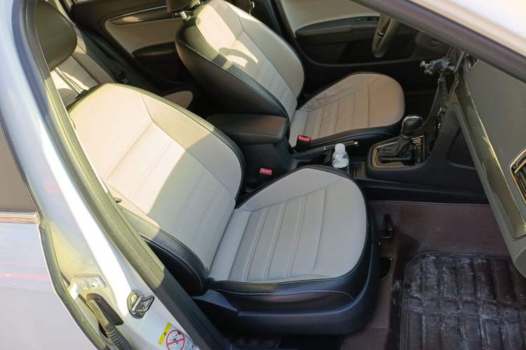 Used Volkswagen Cross Lavida 2014 1.6L Automatic