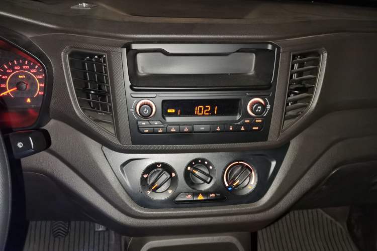 Used Wuling Hongguang V 2019 1.5L Standard Version China VI LAR
