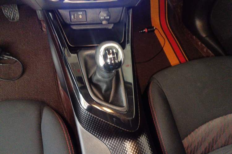 Used Nissan Lannia 2016 1.6L Manual Cool Edition Gear Lever