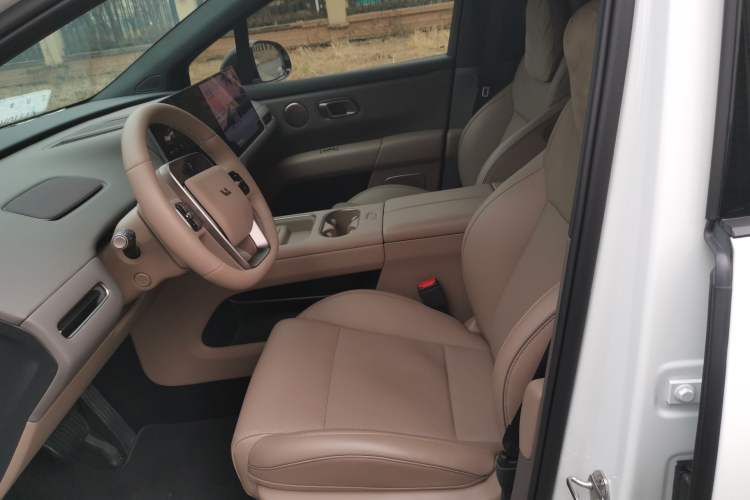 Used Li Auto Li Auto i6 2025 Model Four-Wheel-Drive Standard Type
