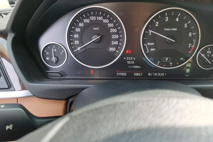 Used BMW 3 Series 2013 Facelifted 320Li Luxury Design Package Odometer Close Up