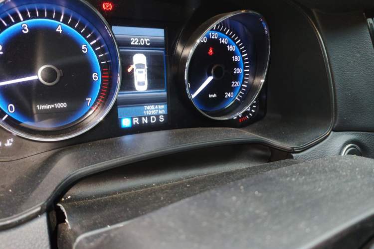 Used Hongqi H7 2015 1.8T Tech Model Odometer Close Up