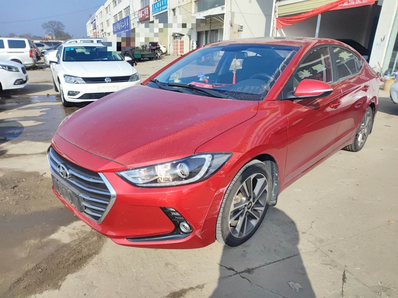 تحت مقدمة السيارة