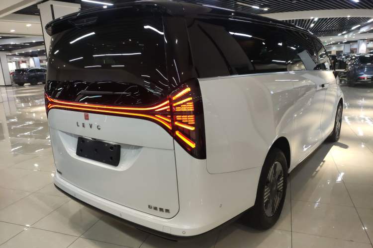 Used Geely Galaxy LEVC L380 2024 140-Degree 6-Seater All-Wheel-Drive Ultra
