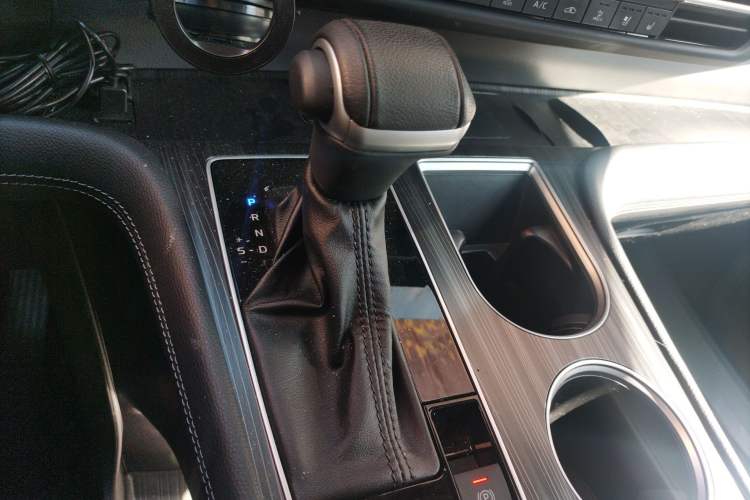Used Toyota SIENNA 2021 2.5L Hybrid Platinum Edition Gear Lever