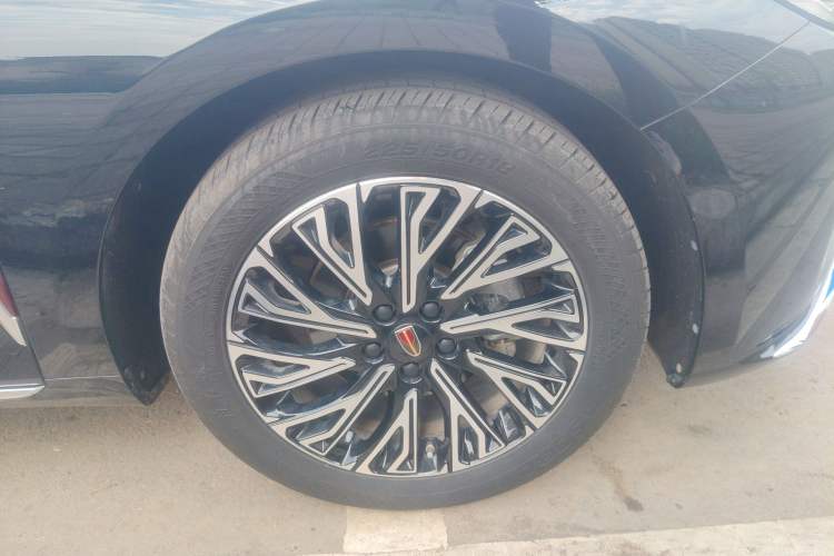 Used Hongqi H5 2024 2.0T Automatic Smart Connect Flagship Edition Right Front Wheel Hub