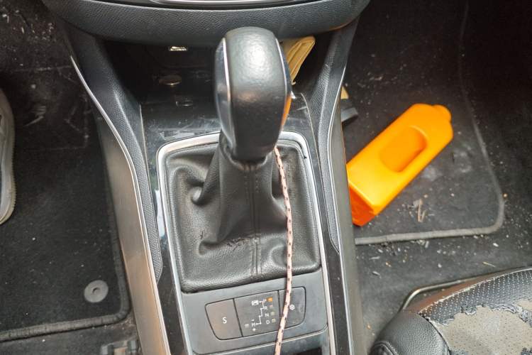 Used Peugeot 408 2014 1.8L Automatic Luxury Edition Gear Lever