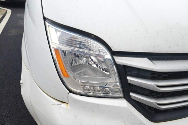 Used SAIC MAXUS Xintu V80 2018 2.5T 6-Speed Manual Aoyuntong Short Wheelbase Mid-Height 5-6 Seater
