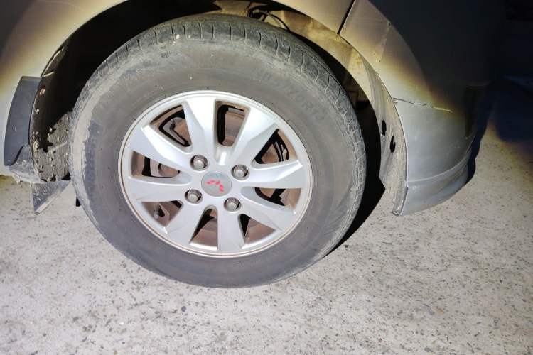 Used Wuling Hongguang 2014 1.5L S Standard Version Right Front Wheel Hub