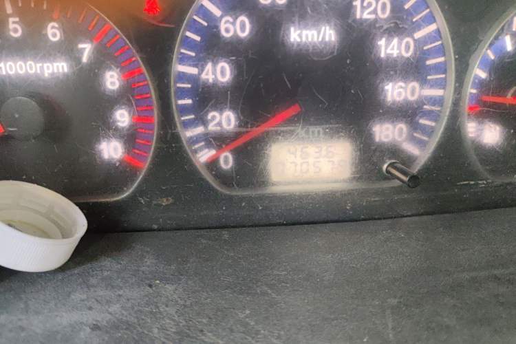 Used Suzuki Wagon R 2015 1.0L Manual Utility Model Odometer Close Up