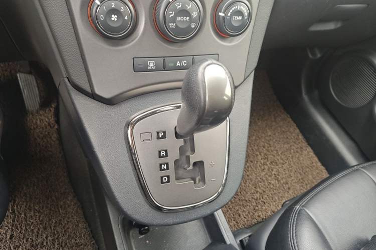 Used Kia Carens 2011 2.0L 7-Seater Automatic Standard Edition Gear Lever