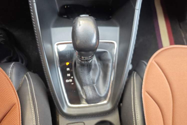 Used MG ZS 2017 1.5L Automatic Luxury Edition Gear Lever