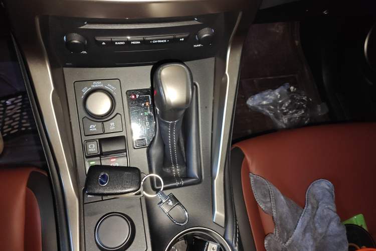 Used Lexus NX 2015 300h Front-Drive Fēngshàng Edition
