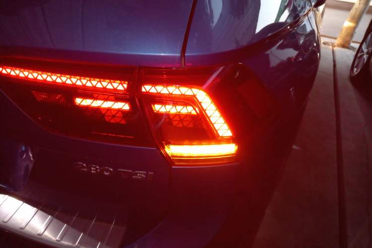 Used Volkswagen Tiguan 2017 280TSI Two-Wheel-Drive Elite Version
