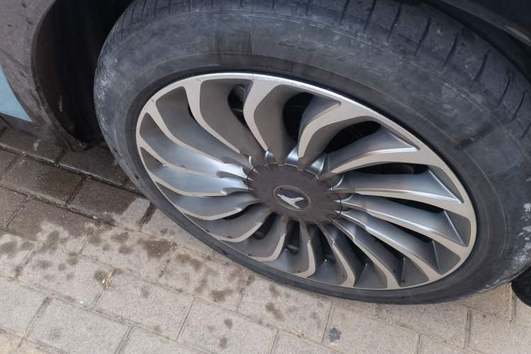 Used VOYAH FREE 2021 Four-Wheel Drive Standard Range-Extended Exclusive Luxury Package Right Front Wheel Hub