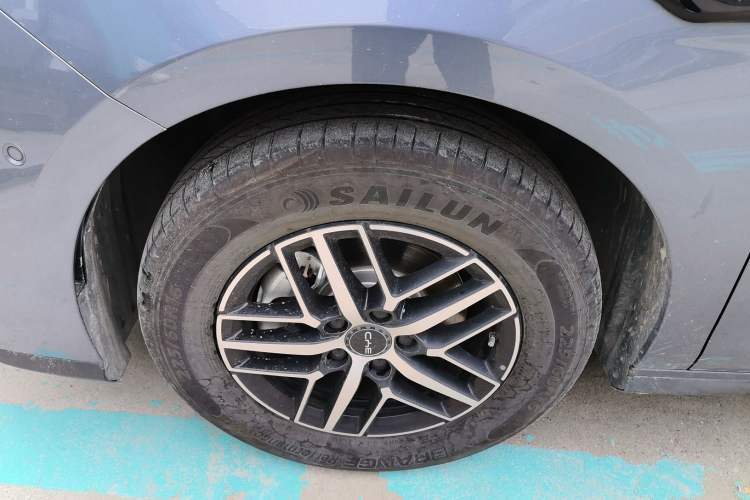 Used BYD Seal 05 DM-i 2025 DM-i Intelligent Drive 120KM Flagship Model Left Front Wheel Hub