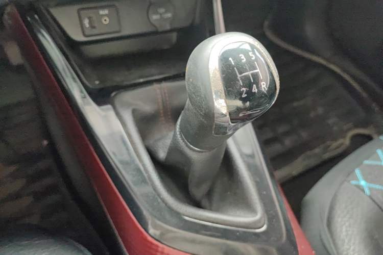 Used Nissan Lannia 2016 1.6L Manual Cool Edition Gear Lever