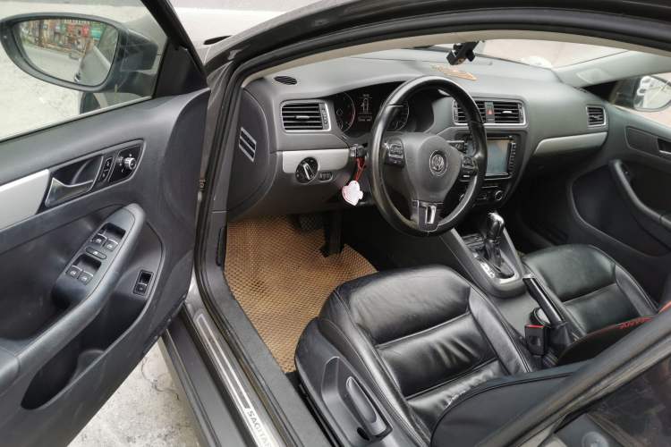 Used Volkswagen Sagitar 2012 1.4TSI Automatic Luxury Edition Driver Seat