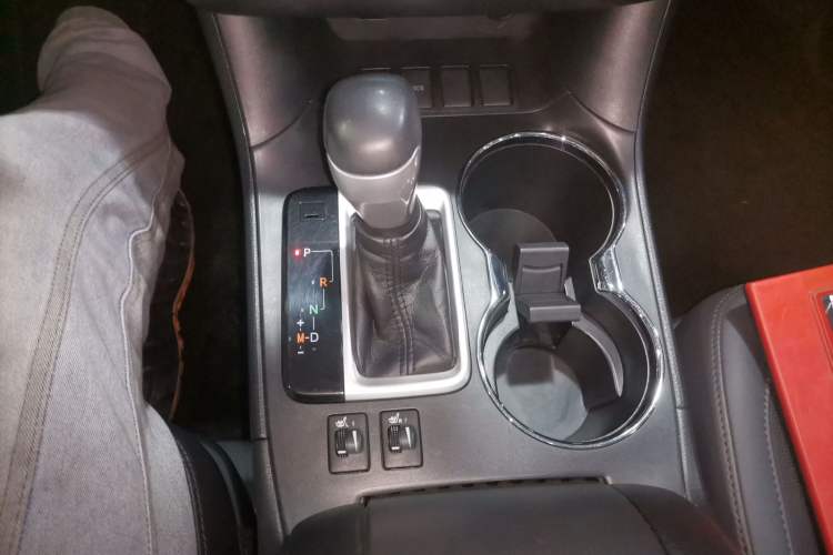 Used Toyota Highlander 2018 2.0T Two-Wheel-Drive Luxury Edition 7 Seats Emission Standard China V Gear Lever