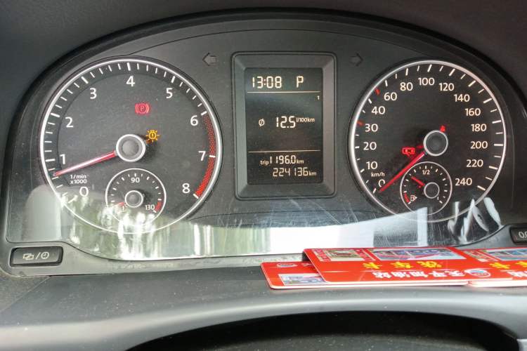 Used Volkswagen Touran 2015 1.4T DSG Comfort Edition 5 Seats Odometer Close Up