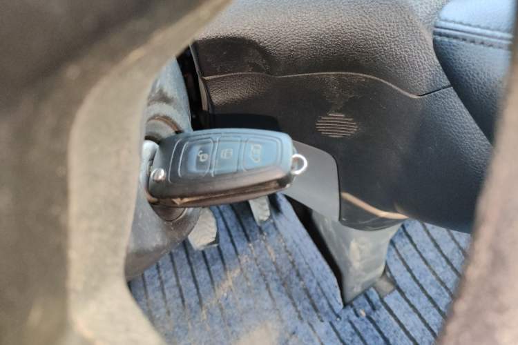 Used Ford Transit 2020 2.0T Gasoline Multi-Function Commercial Vehicle Mid-Drive Low-Roof Design with Dual Rear Doors Meeting China VI Emission Standards
