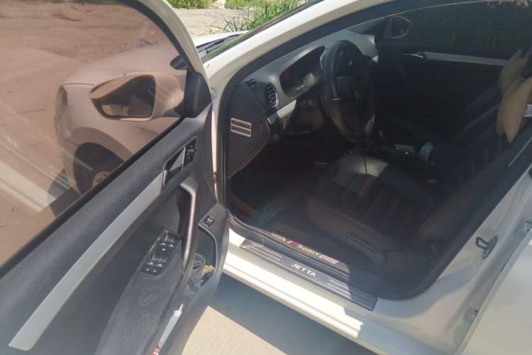Used Volkswagen Jetta 2015 1.6L Manual Comfort Model

