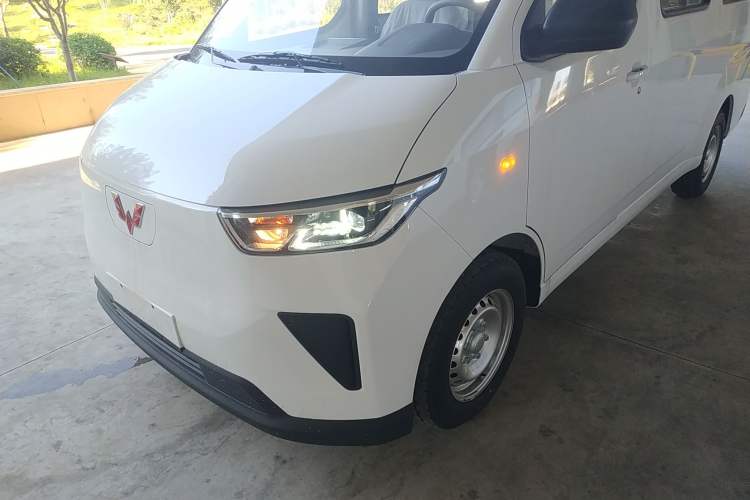 Used Wuling Yangguang 2024 300KM Comfort Version Passenger Van 75kW