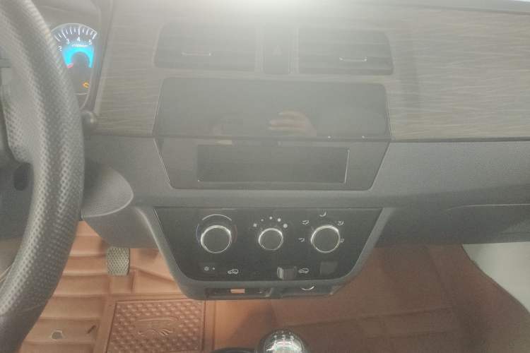 Used Jinbei Hiace X30 2023 1.5L Super-Comfortable Passenger Van 5/6/7-Seater Non-Air-Conditioned Version Model SWC15M Audio And AC Panel