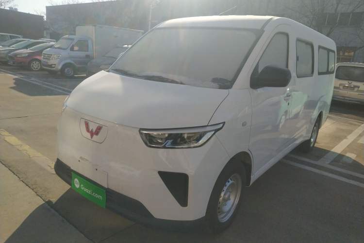 Used Wuling Yangguang 2024 300km Comfort-Grade Passenger Van 60kW