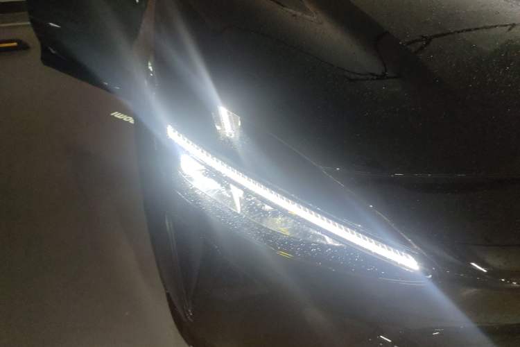 Used Xiaomi Auto YU7 2025 Ultra-Long Range High-Performance All-Wheel-Drive Max Edition Right Front Headlight