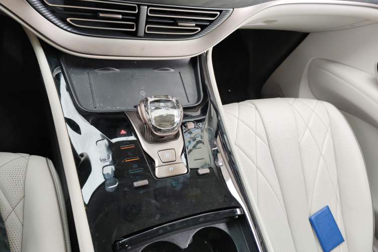 Used Denza D9 2022 DM-i 945 Luxury Model
