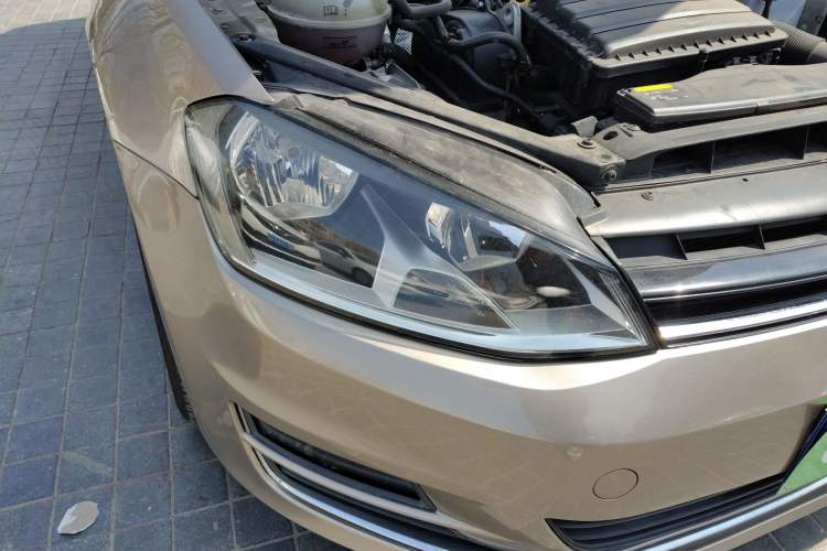 Used Volkswagen Golf 2015 1.6L Automatic Comfort Model Right Front Headlight