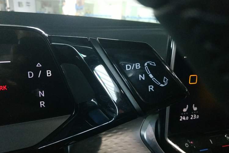 Used Volkswagen ID.6 X 2023 Pure Long-Range Version Gear Lever