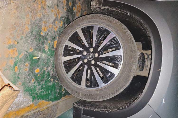 Used Chery Fengyun T8 2025 1.5T 130 km Comfort Edition 7-Seater Right Front Wheel Hub