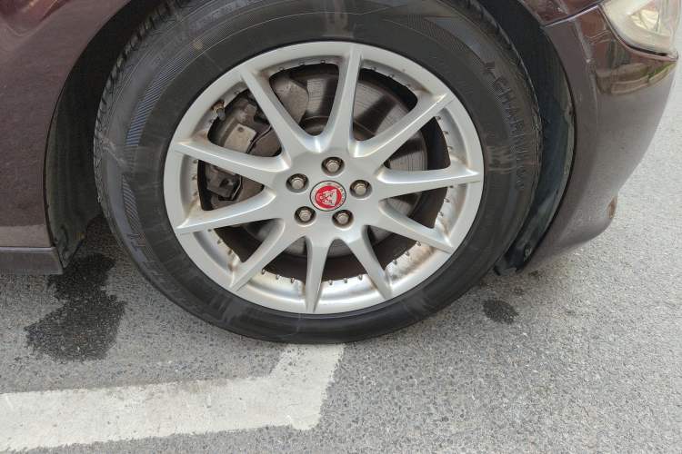 Used Jaguar XJ 2015 XJL 2.0T Two-Wheel-Drive Elegant Business Edition Right Front Wheel Hub