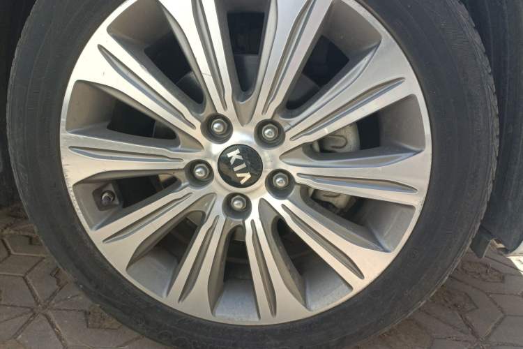 Used Kia K4 2014 1.8L Automatic DLX Right Front Wheel Hub