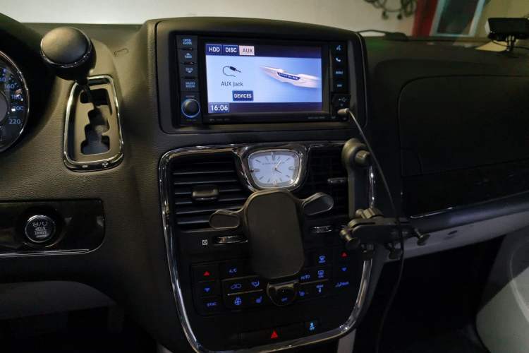 Used Chrysler Grand Voyager 2014 3.6L Comfort Edition Audio And AC Panel