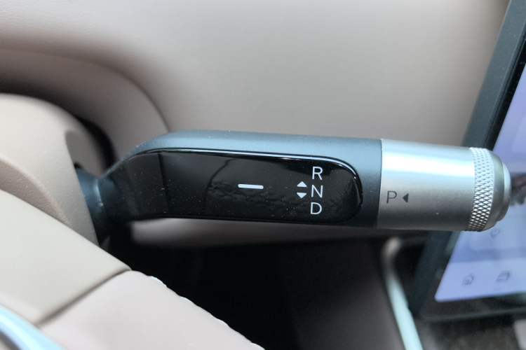 Used ONVO Luxeed L90 2025 Model—Ultra Six-Seater Version Gear Lever