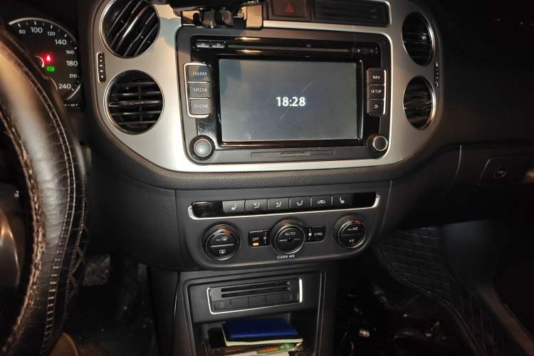 Used Volkswagen Tiguan 2015 1.8TSI Automatic Two-Wheel Drive Luxury Model Audio And AC Panel