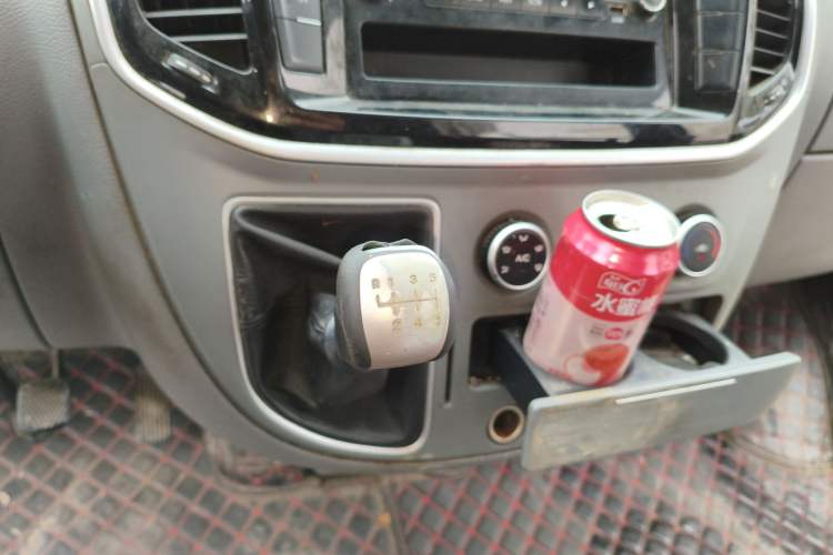 Used SAIC MAXUS Xintu V80 2019 2.5T Classic Model 6-Speed Manual Aotong Long Wheelbase Mid-Height 7-Seater