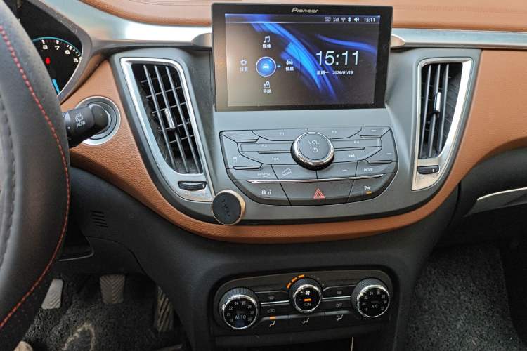 Used Soueast DX7 2018 1.5T Manual Luxury Model Audio And AC Panel