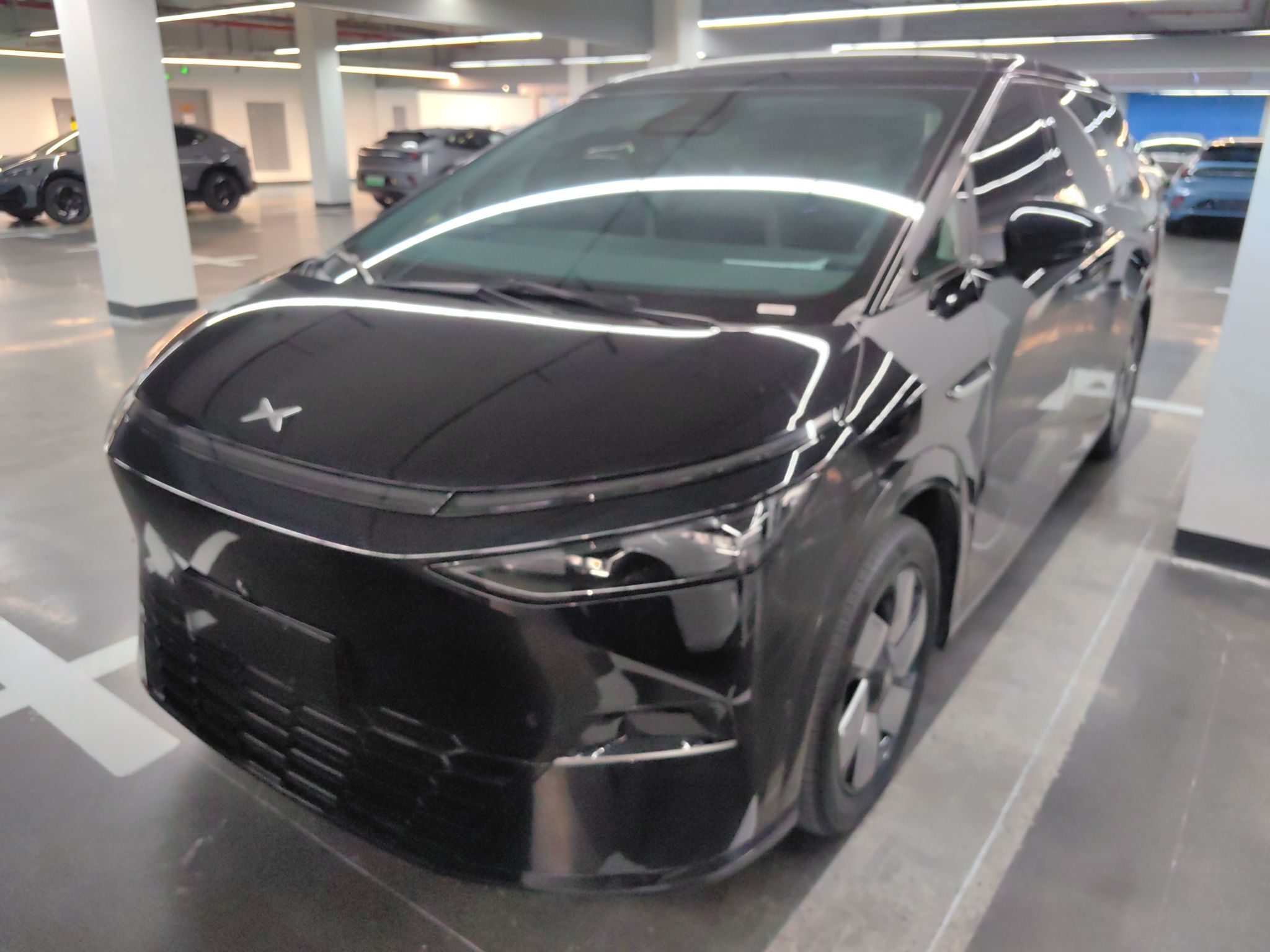 تحت مقدمة السيارة