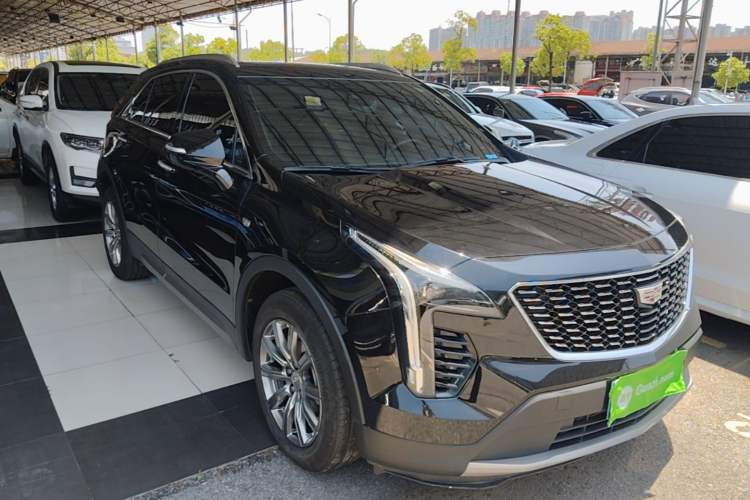 Used Cadillac XT4 2022 28T Two-Wheel-Drive Luxury Version Front Right 45 Deg