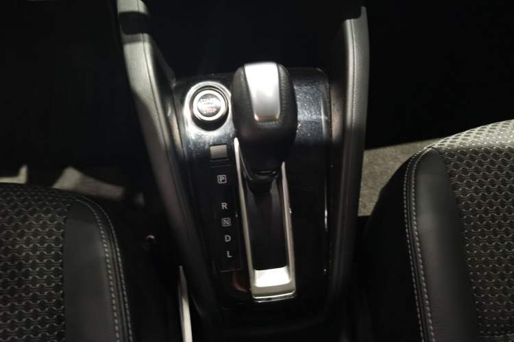 Used Nissan Kicks 2018 1.5L CVT Smart Connect Luxury Edition Gear Lever