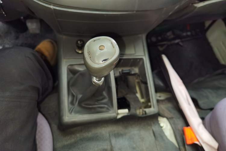 Used Jinbei Hiace 2011 2.0L 5th Generation Kuaiyunwang Standard Version 4G19 Gear Lever