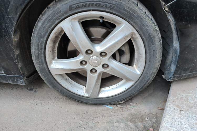 Used Bestune B70 2014 2.0L automatic luxury version Right Front Wheel Hub