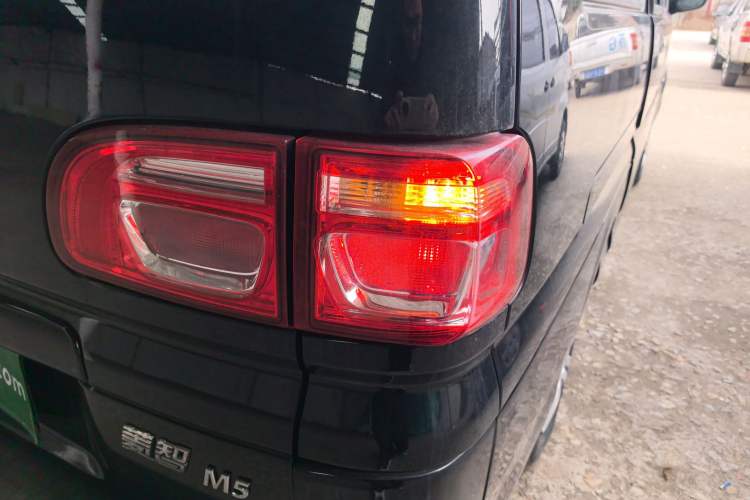 Used FORTHING Lingzhi 2022 M5 1.6L Practical Model 5 Seats