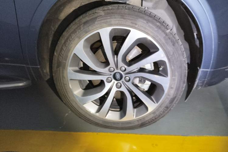 Used Land Rover Discovery Sport 2020 249 PS R-Dynamic Performance Edition Right Front Wheel Hub